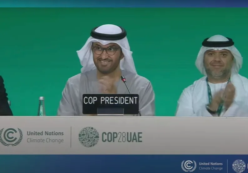 COP28大會主席賈柏（Sultan Al Jaber）敲下歷史性一錘，通過決議「進行能源系統轉型，擺脫化石燃料」。圖截自UN climate change YouTube直播