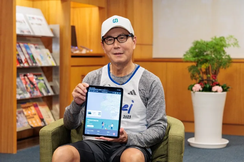 富邦集團董事長蔡明忠完賽10次臺北馬拉松後，首次在「Run For Green™領樹平台」領取了一棵樹，結合永續理念將其命名為「忠心綠蔭」。