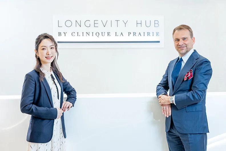  Clinique La Prairie執行長Simone Gibertoni (右)與君綺抗老中心院長陳潔雯(左)攜手打造最新頂級無齡醫學中心——君綺抗老中心