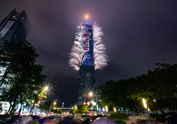 2026台北101國慶煙火10點登場！賈永婕為何說600台無人機是極限操作？最佳觀賞點、交通管制全攻略