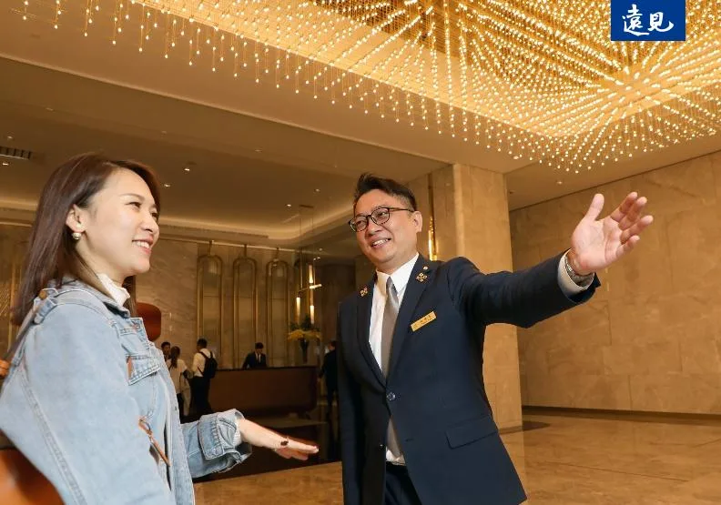 飯店中的「金鑰匙」角色近年在台灣逐漸被大眾認識，無論跨海尋親、越洋送酒都可以辦到。張智傑攝
