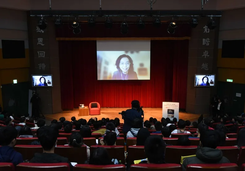 李飛飛教授遠洋連線分享AI發展進程，在麗山高中大講堂的連線主場有300位同學、老師、家長共同參與。天下文化提供