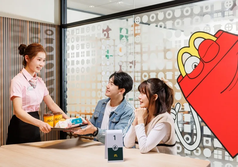 全台400多家麥當勞，從2018至今，已有超過一半以上都換上新面貌，兒童遊樂區與McCafé吧台等設施都將逐漸走入歷史。麥當勞提供