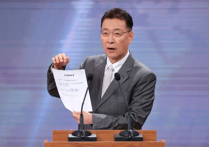 此次副手辯論會，趙少康當場拿出中廣董事長辭呈，並在辭職書上簽名，宣布辭去該職。「台北市攝影記者聯誼會」提供