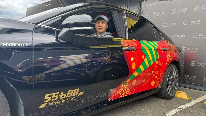 55688跨年應援車隊出動，讓民眾歡慶跨年有便利的交通服務。