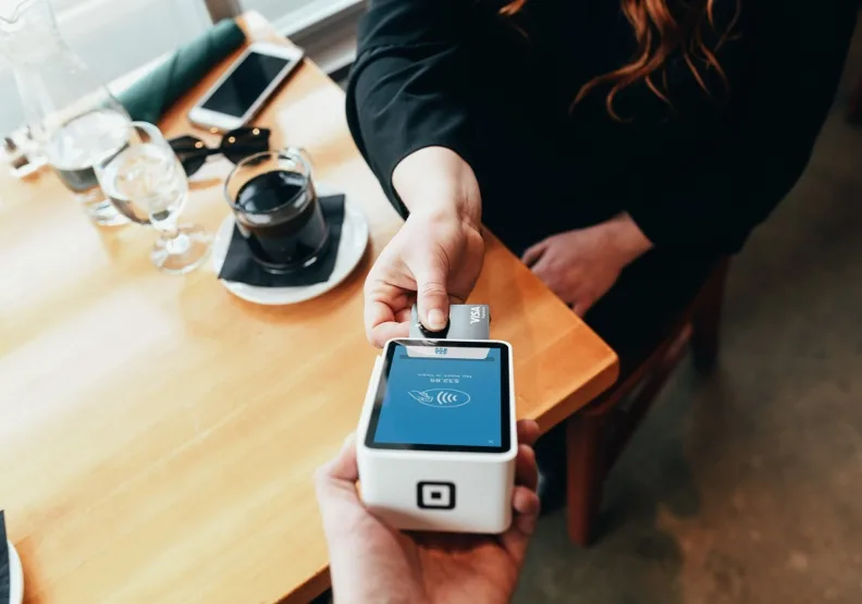 各銀行陸續公布2024新版信用卡權益，神卡也開始大洗牌。Photo by Blake Wisz on Unsplash