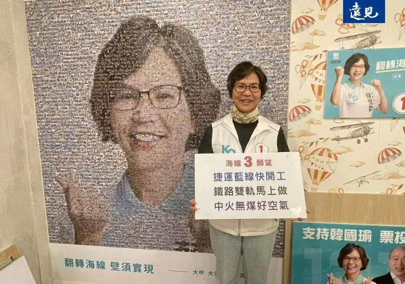 蔡壁如將自己與支持者照片，組成一張大圖，她說這是自己最喜愛的文宣，提醒自己要時時刻刻跟民眾站再一起。陳思豪攝