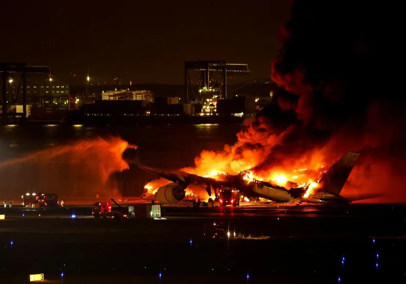 日本航空編號516班機在當地時間2日傍晚降落東京羽田機場時，與海上保安廳飛機擦撞起火，日航機上379人全數逃出，但海保飛機上6人僅有機長逃出，其餘5人不幸罹難。路透社
