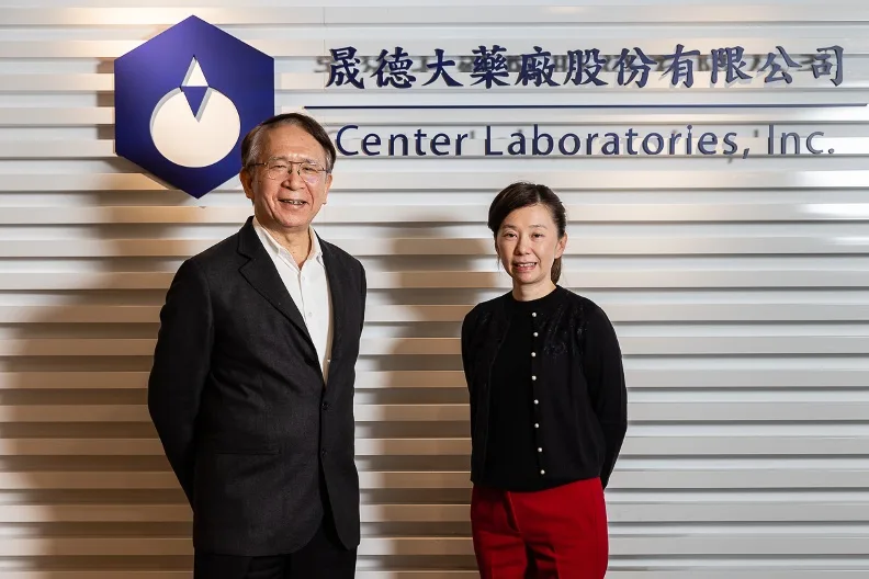 台灣醫療創新，晟德大藥廠研發專用水劑藥品助力失智症照顧。晟德集團總裁林榮錦（左）、晟德大藥廠董事長王素琦（右）。