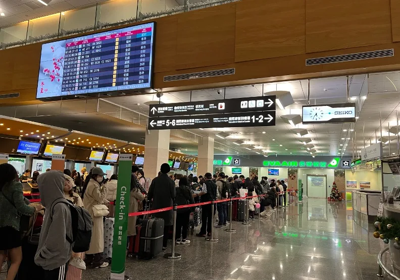 航空業年終獎金將陸續揭曉，由於今年獲利報喜，航空雙雄華航、長榮航都有望打破最高6個月年終紀錄。圖為松山機場。遠見編輯部資料