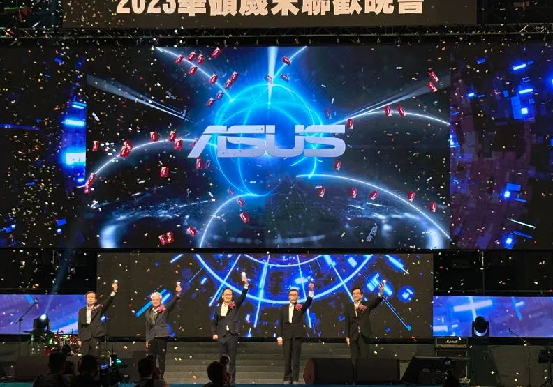 睽違3年，華碩尾牙終於回歸實體，本周（1/4）於南港展覽館盛大舉辦，席開約800桌、近8000名員工齊聚一堂。陳品融攝