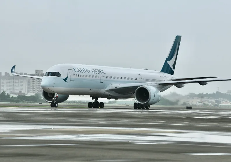 香港國泰航空公司使用的一架空中巴士A350航機引擎近日出現零件故障。取自臉書@Cathay Pacific