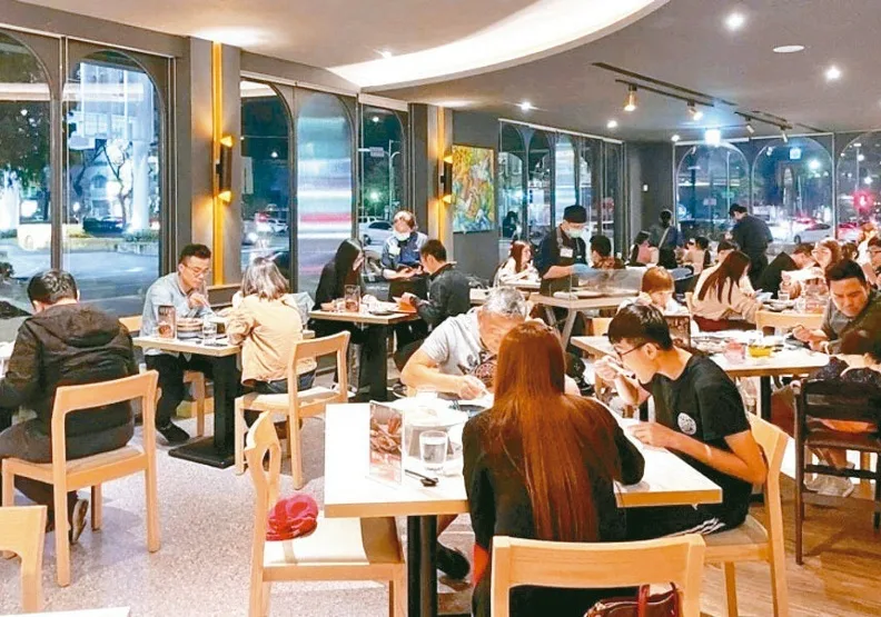 餐飲業2023年受惠走出疫情的內需景氣翻揚，共有15家全年營收都創下歷史新高紀錄。取自經濟日報