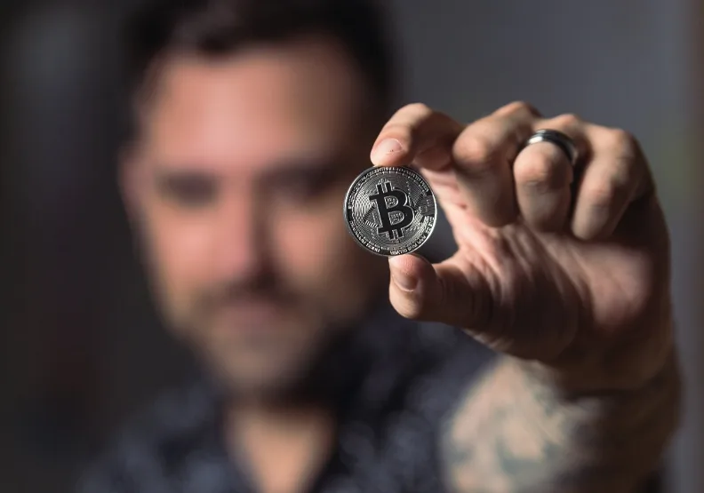 外媒以蟑螂與加密貨幣相提並論，引發全球網民熱議。pexels@crypto-crow