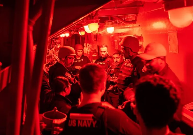 美國海軍3日針對紅海情勢開會討論。取自美國海軍網頁navy.mil