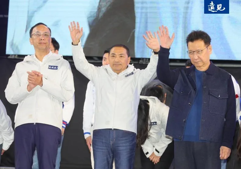 侯友宜（中）、趙少康（右）宣布敗選，但也感謝團隊與民眾的支持。蘇義傑攝