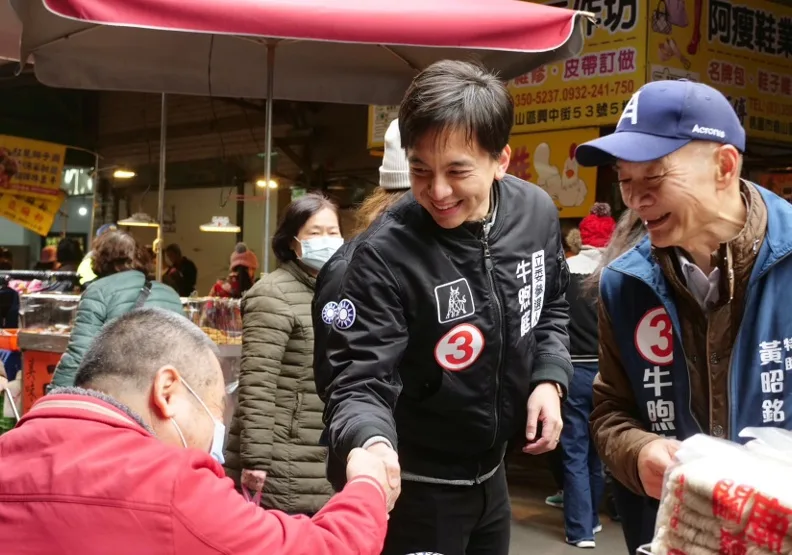 2024年大選，藍營攻下52席立委席次，成為立院最大黨，且組成也大幅年輕化。圖為33歲桃園新科立委牛煦庭（中）。取自臉書@牛煦庭