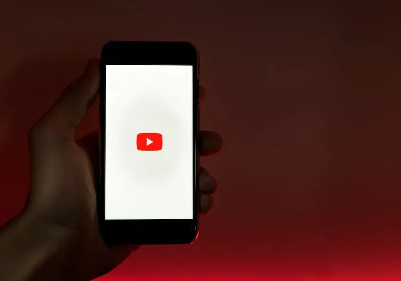 英國NGO最新報告指出，YouTube宣傳有關氣候變遷的內容與科學共識背道而馳。Pexels by Szabó Viktor