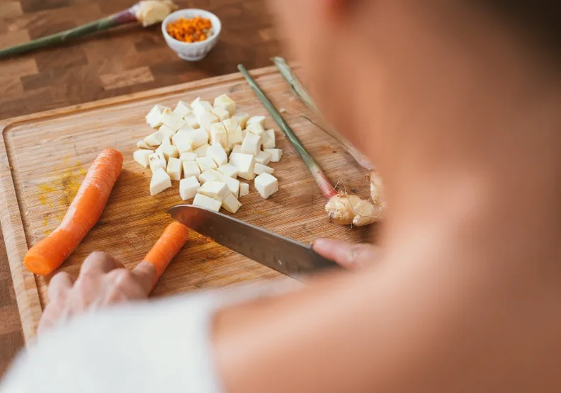 每週自煮一頓飯，不只顧三餐，也可能是照顧大腦。僅為情境配圖，Unsplash by Conscious Design