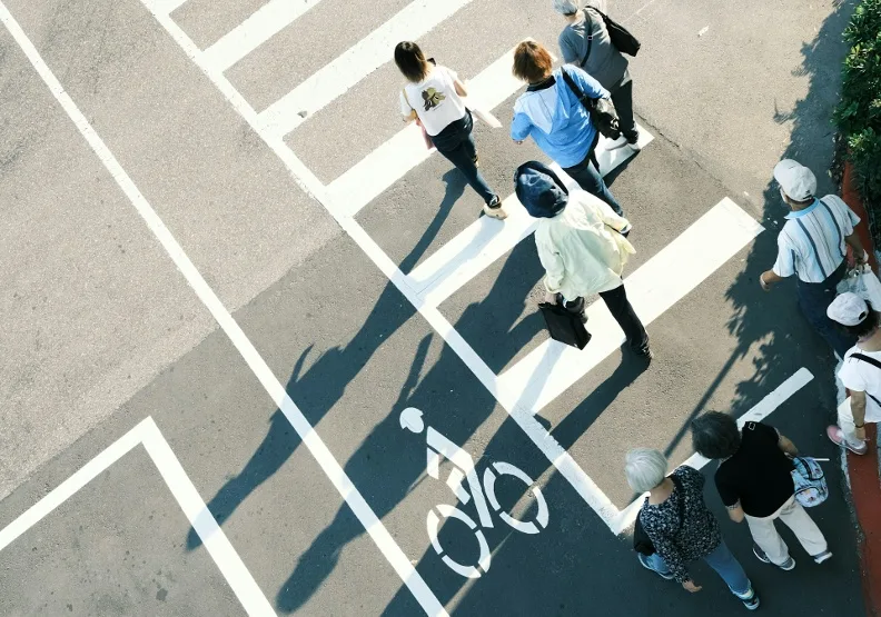 台北近日再度被評為亞洲「最不適合步行城市」。僅為情境示意，Unsplash by Moralis Tsai