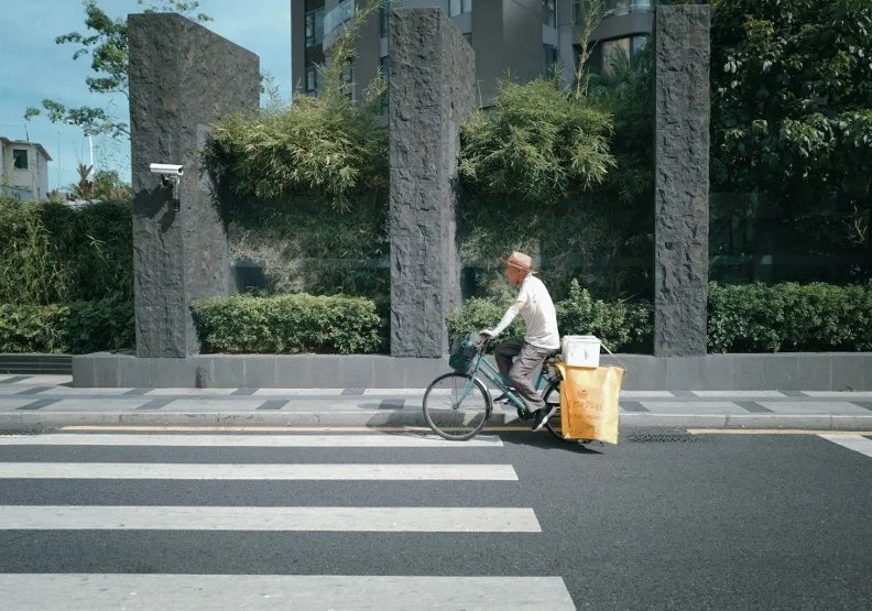 騎腳踏車助長輩防失能。Unsplash by billow926