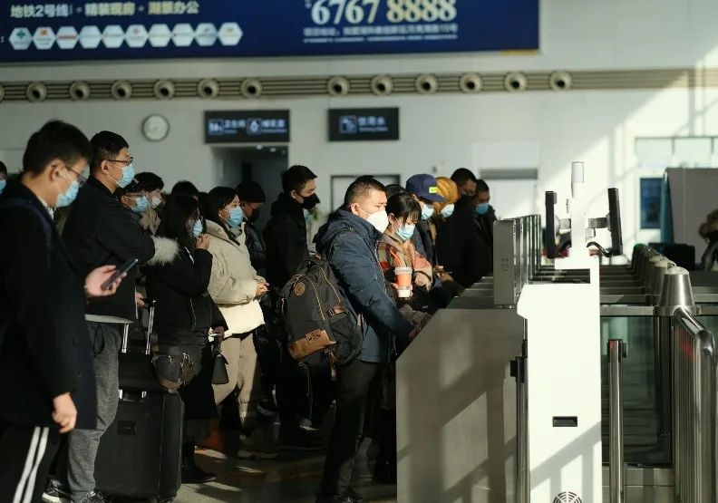 中國「史上最忙春運」即將現身！圖為中國2021年春運期間蘇州車站旅客。shutterstock