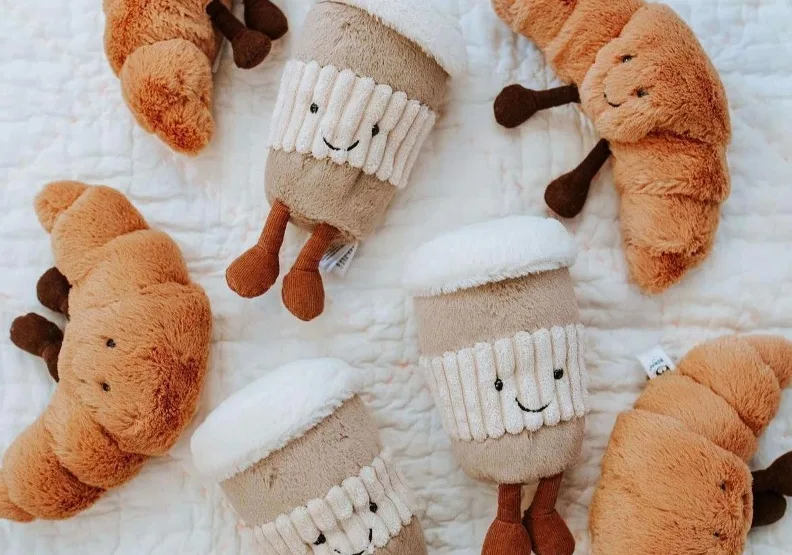 來自倫敦的玩偶品牌Jellycat，推出的「趣味」系列，靈感來自生活，如可頌、咖啡都被化作玩偶，深受「大小孩」喜愛。取自臉書＠Jellycat Taiwan