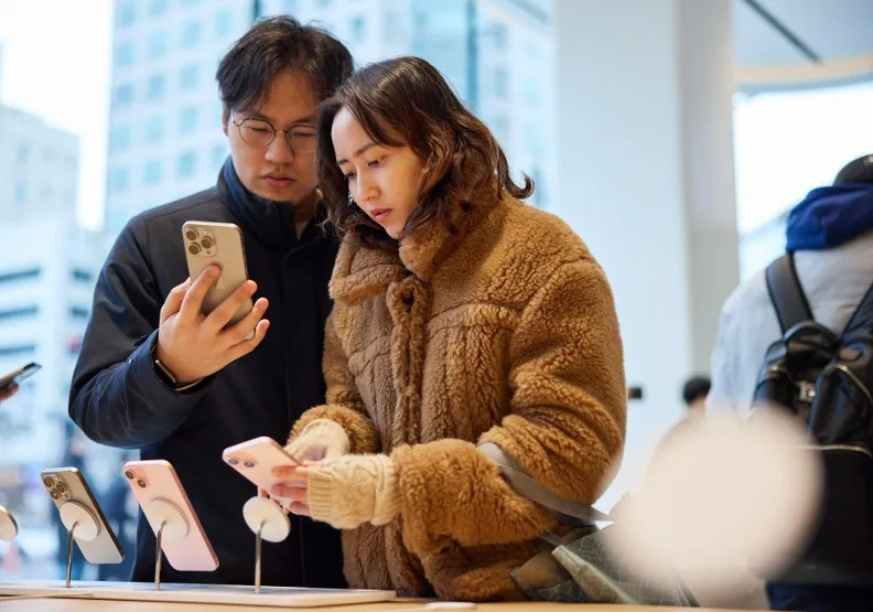 蘋果今天公布財報優於預期，執行長庫克表示，今年晚些時候將公布在人工智慧（AI）技術研發成果細節。圖為Apple新開幕的首爾弘大店，也是亞太地區第100家店。取自Apple