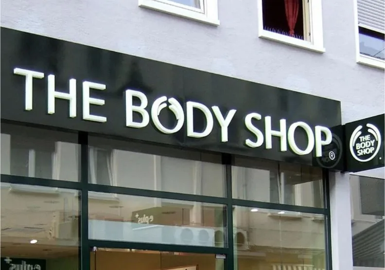 知名連鎖美妝品牌美體小舖（The Body Shop）於 13 日在英國當地宣告破產。取自wikimedia
