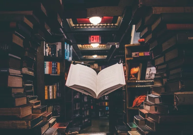 《有錢人的書櫃總有一本心理學書》／僅為情境圖，取自unsplash