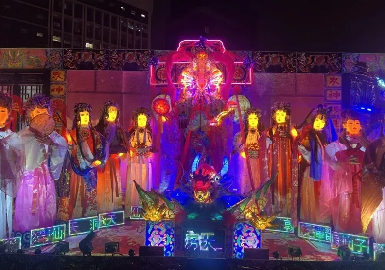 台北市觀傳局說明，此件作品「眾神保庇（龍）平安」是台北燈節全國各級學校花燈競賽社會大專組的燈組。取自聯合新聞網，林姓網友提供
