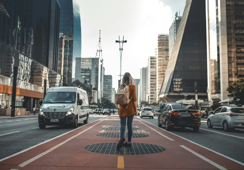 走路有助健康，事實上「倒退走」也是。圖僅為示意，Unsplash by Guilherme Stecanella