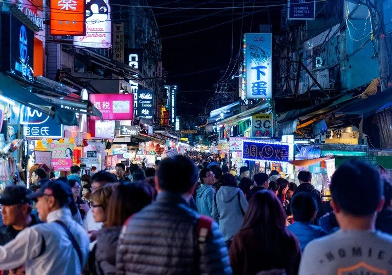 夜市是許多觀光客來台必體驗的經典行程。unsplash