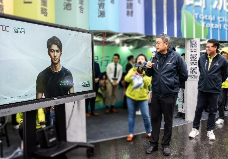 台泥董事長張安平在台大徵才活動與AI生成產出的台泥AI 001號員工諾亞（NOAH）對話互動，討論青年世代碳競爭力。台泥提供