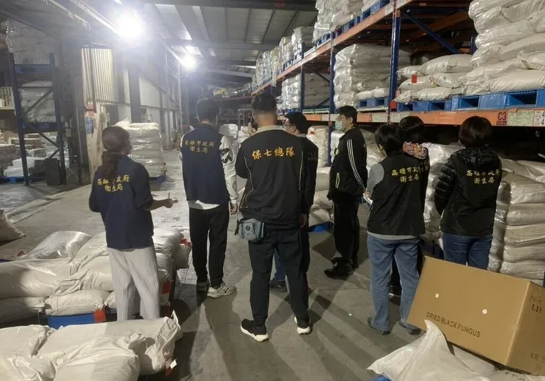 高雄市衛生局日前抽檢高雄餐飲業及輸入業，發現多家辣椒粉都檢出蘇丹紅成分，1日共查封違規產品3萬2739公斤。高雄市衛生局提供