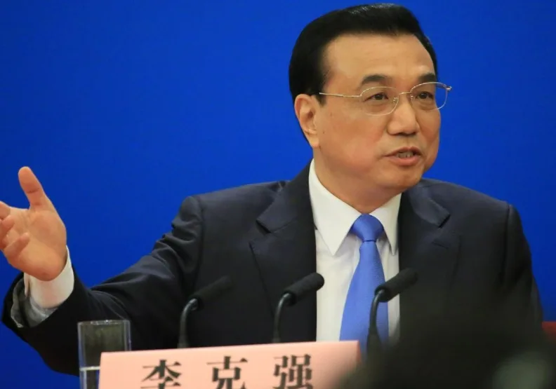 中國吶喊全面脫貧之際，已故總理李克強卻說中國「6億人月均收入僅1000元」。取自Wikimedia