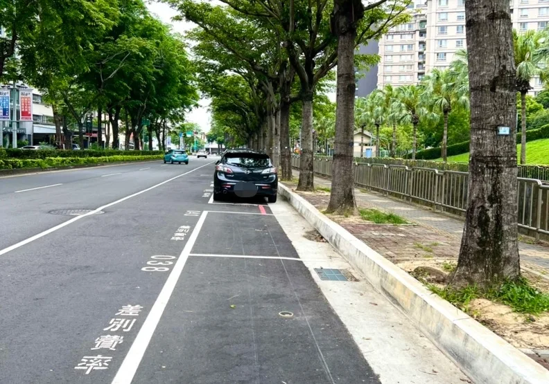 為了提高停車周轉率，台中市政府設計了一款俗稱「黑色餅乾」的智能地磁感應設備。取自台中市政府
