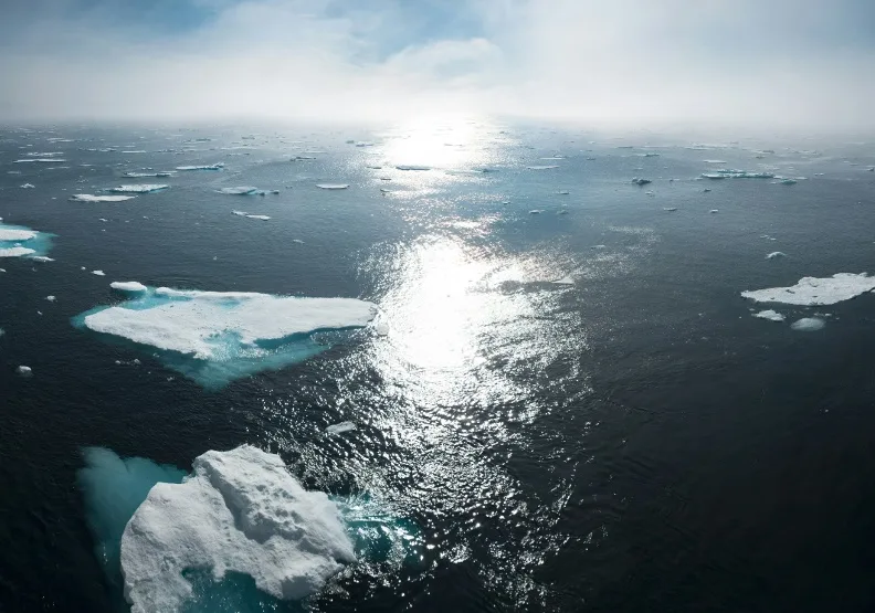 受到全球暖化影響，北極的海上冰層極有可能在2035年夏季消失。Unsplash by William Bossen
