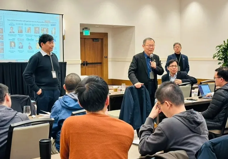 國立陽明交通大學校長林奇宏（中間站立者）上週赴北加州矽谷地區攬才，期望赴美留學的畢業生畢業後能返台，為半導體業貢獻科技才華。陽明交大提供