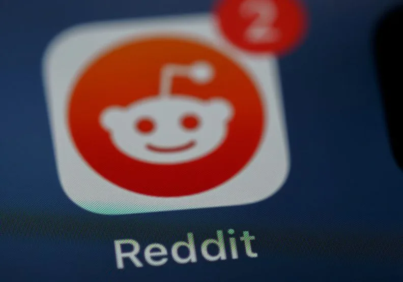 社群網站Reddit上市首日股價飆漲48%，凸顯美股處於歷史高點之際投資人急切尋找潛力標的。取自Unsplash
