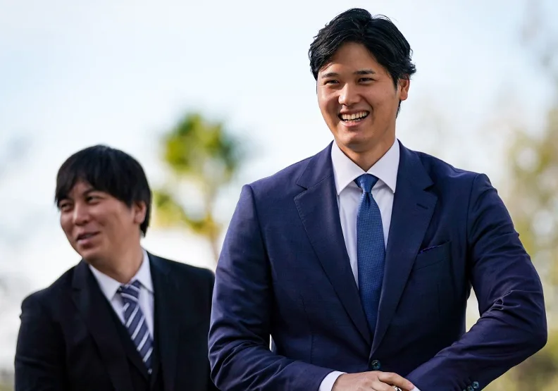 MLB球星大谷翔平（右）其翻譯水原一平（左）被控非法賭博及竊取大谷的金錢。取自X@Dodgers