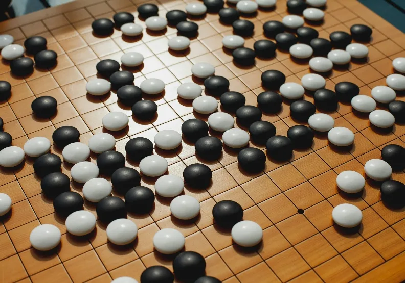 2016年名為「AlphaGo」的電腦軟體擊敗世界頂尖圍棋棋士李世乭，這場戰永遠地改變了圍棋界。Unsplash by Elena Popova