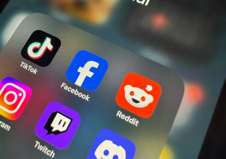 Reddit大刀闊斧改革，吸引數百萬名用戶，也在3月21日於紐約證券交易所（NYSE）掛牌。Photo by Ralph Olazo on Unsplash
