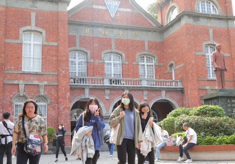 近年受到少子女化趨勢影響，不少大學都出現缺額，希望透過擴大篩選倍率，讓更多學生有機會進入第二階段。遠見資料照，黃菁慧攝