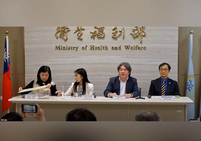 台北市寶林茶室食物中毒案，衛福部次長王必勝28日晚間表示，解剖發現其中1名死者血液中檢出米酵菌酸。衛福部記者會直播畫面