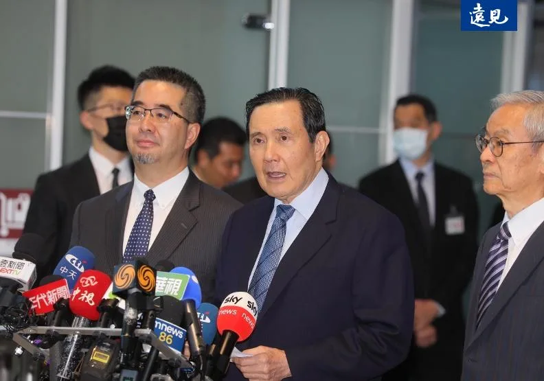 前總統馬英九（中）表示，將循訴訟程序追究前幕僚蕭旭岑（左2）、王光慈責任。資料照。蘇義傑攝