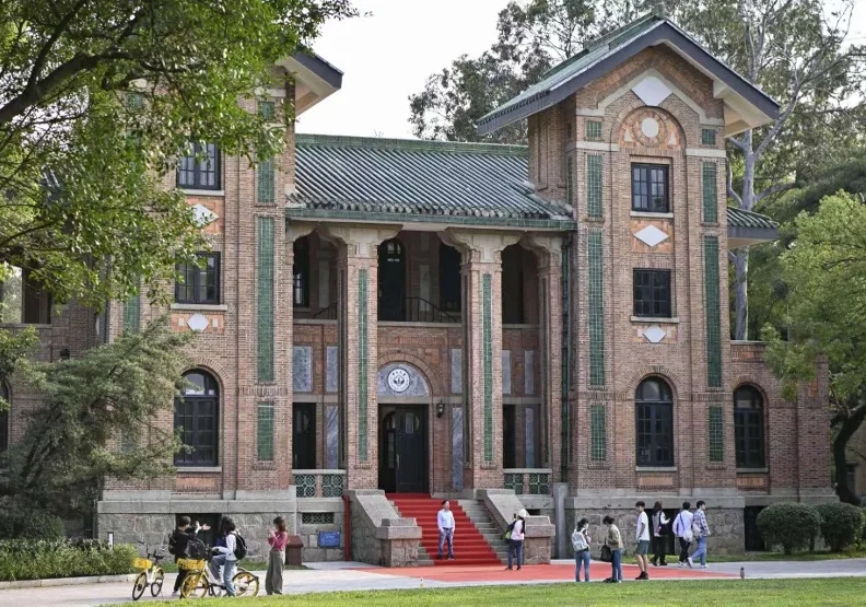 廣東省廣州市，民眾在中山大學懷士堂前拍照。陳驥旻攝