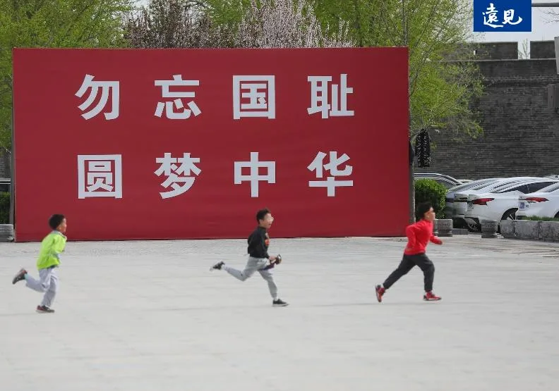 2025年中國新生兒僅792萬，竟比乾隆三年還少。圖為幼童在北京街頭玩耍。蘇義傑攝