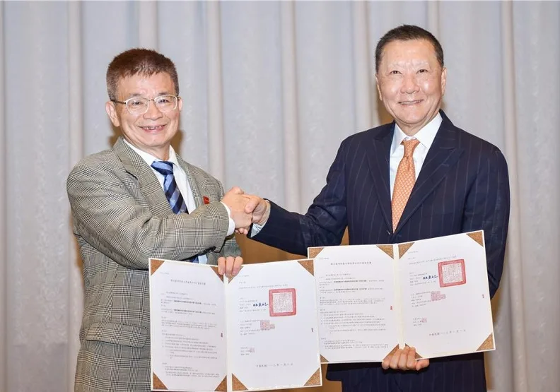 臺師大校長吳正已（左）與雄獅集團董事長王文傑（右）簽約合作「哈伯造星」國際人才培育計畫。台師大提供