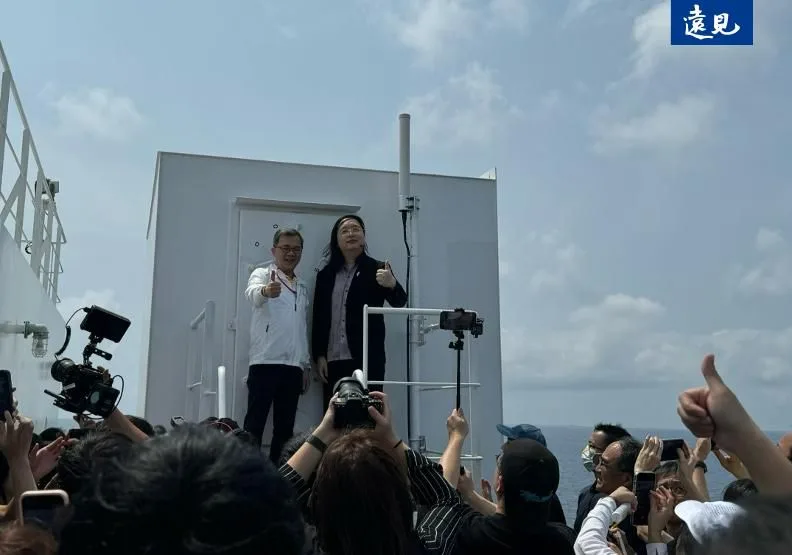 數位發展部部長唐鳳（右）偕同三大電信業者，改善澎湖輪航線通訊，左為中華電信企客分公司總經理林朝陽，白柱為通訊天線。羅之盈攝